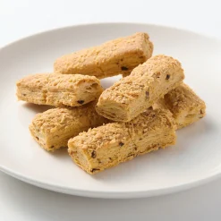 Discount Muji Aperitivos de hojaldre y queso Gouda con tomate y albahaca