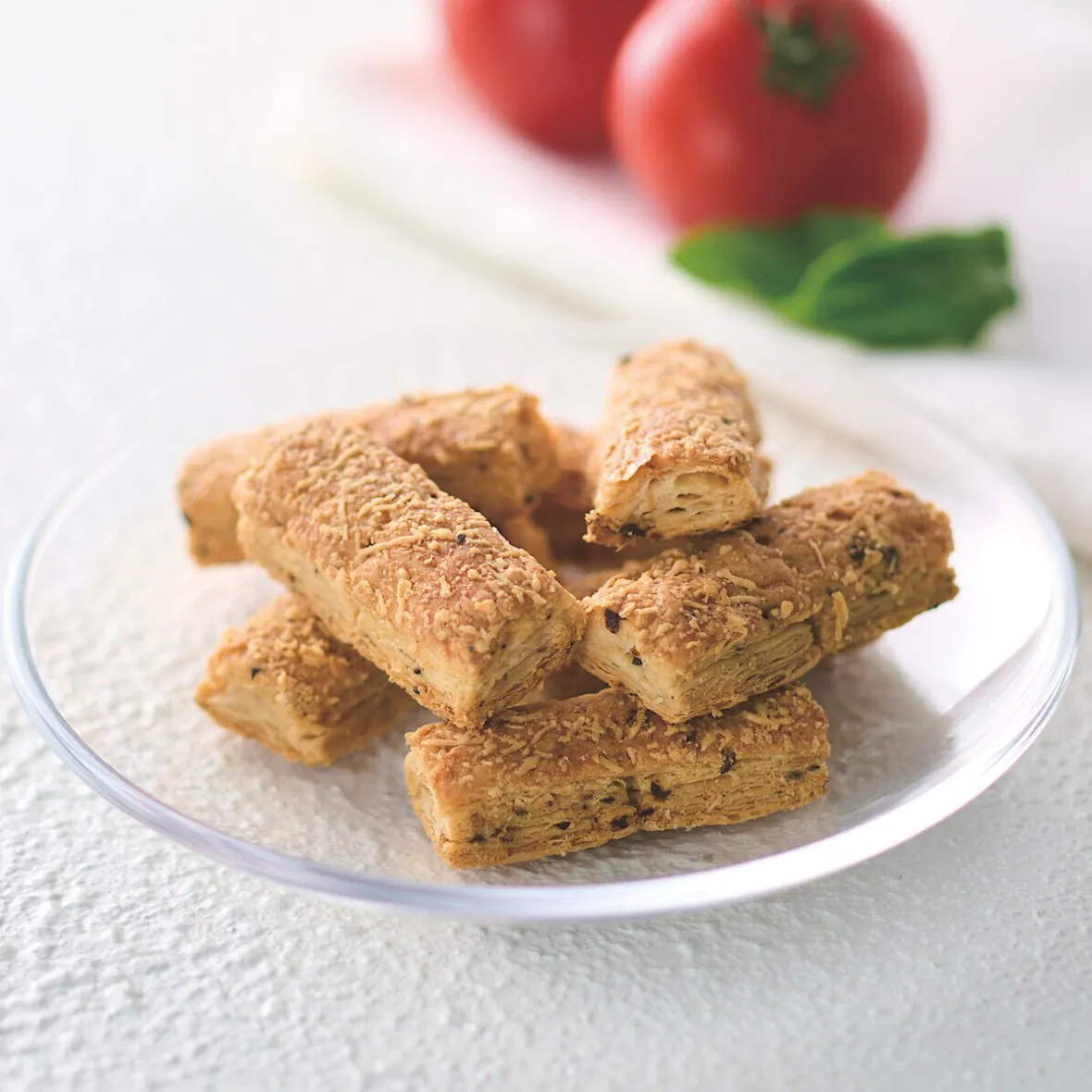 Discount Muji Aperitivos de hojaldre y queso Gouda con tomate y albahaca