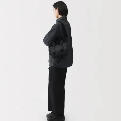 New Muji Bolsa cilíndrica de nylon reciclado Negro