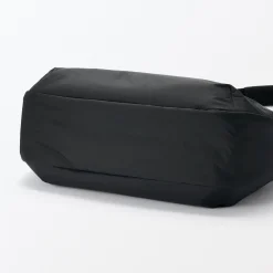 New Muji Bolso bandolera de nylon reciclado repelente al agua acolchado con 2 asas