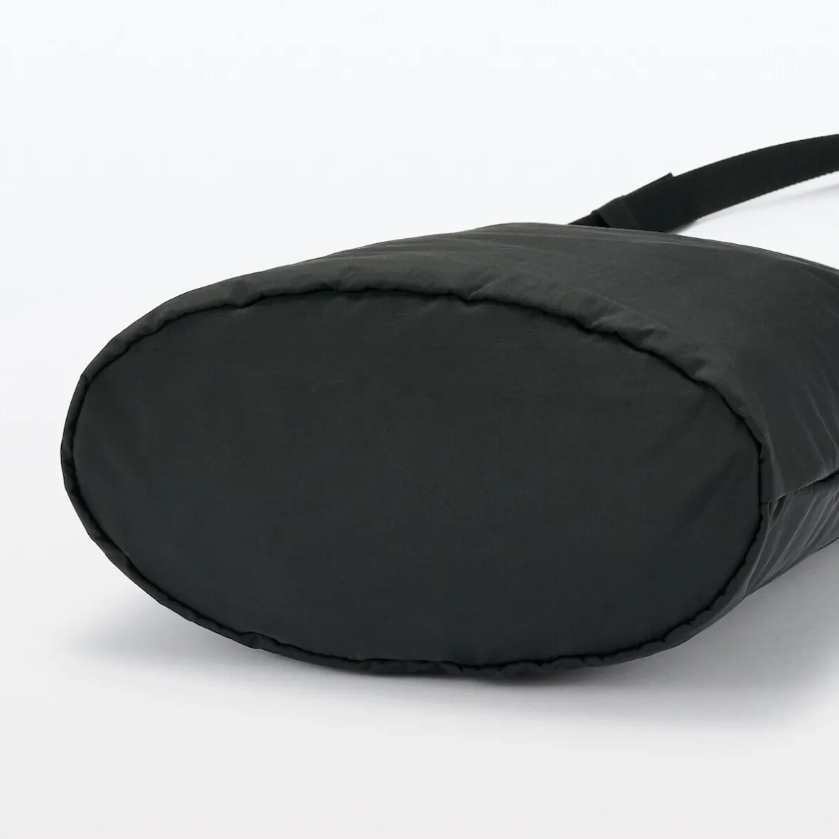 Outlet Muji Bolso bandolera pequeño repelente al agua y plegable Negro