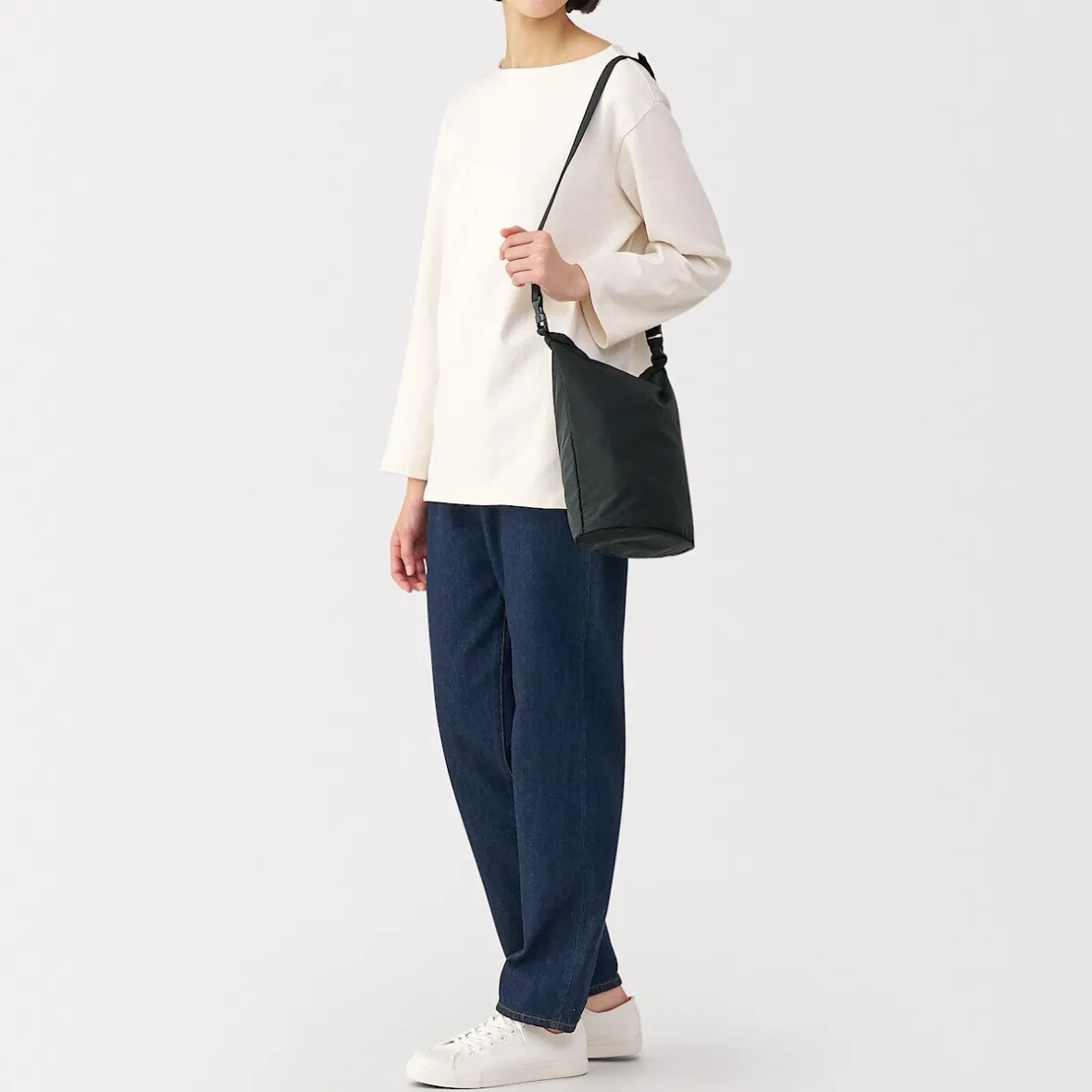Outlet Muji Bolso bandolera pequeño repelente al agua y plegable Negro