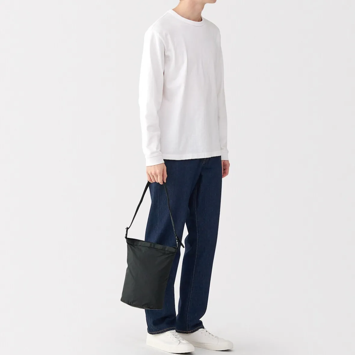 Outlet Muji Bolso bandolera pequeño repelente al agua y plegable Negro