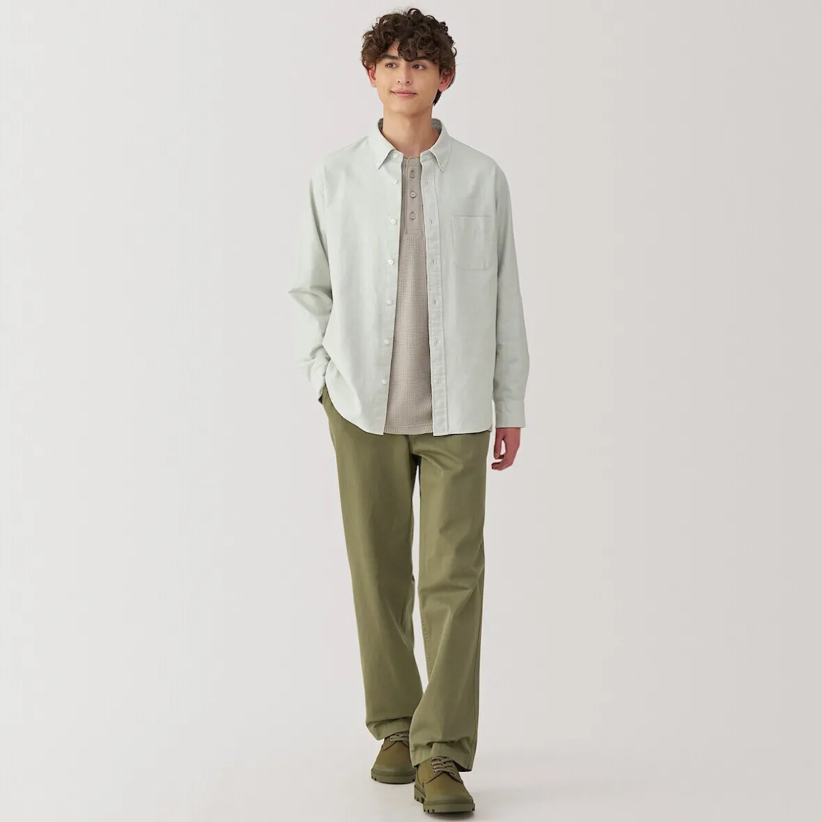 Muji Camisa Oxford con botones y acabado lavado para hombre…