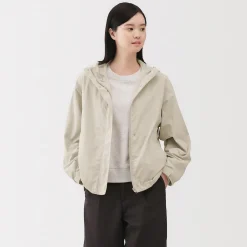 Muji Chaqueta con capucha plegable e impermeable para mujer