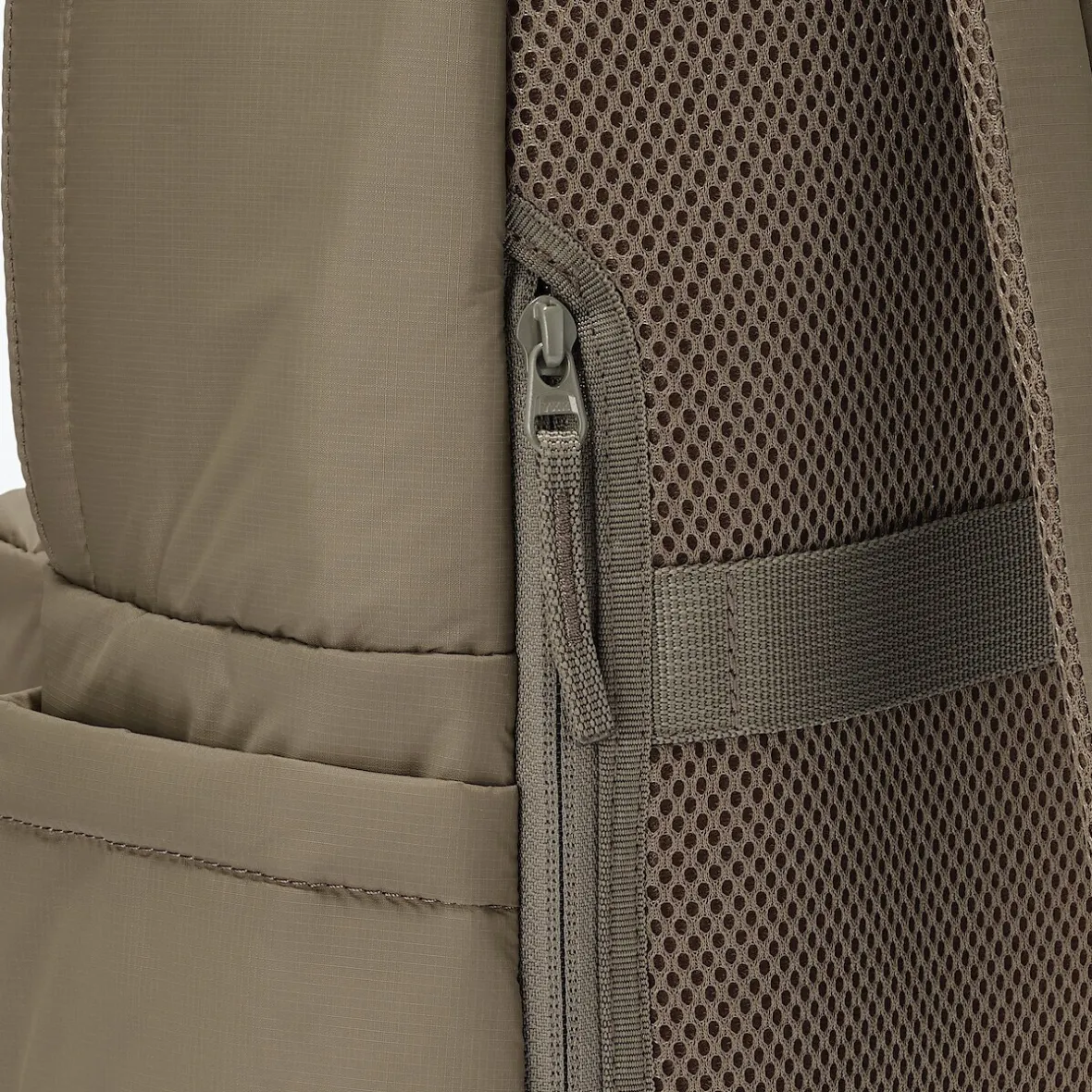 Discount Muji Mochila acolchada de nailon reciclado repelente al agua